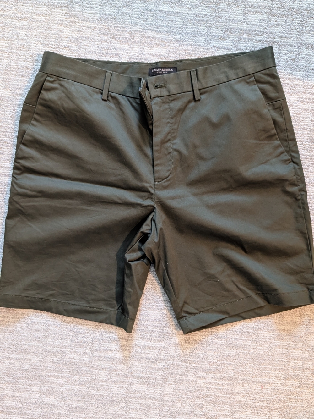Banana Republic Olive Green Flat Front Men's Aiden Short
